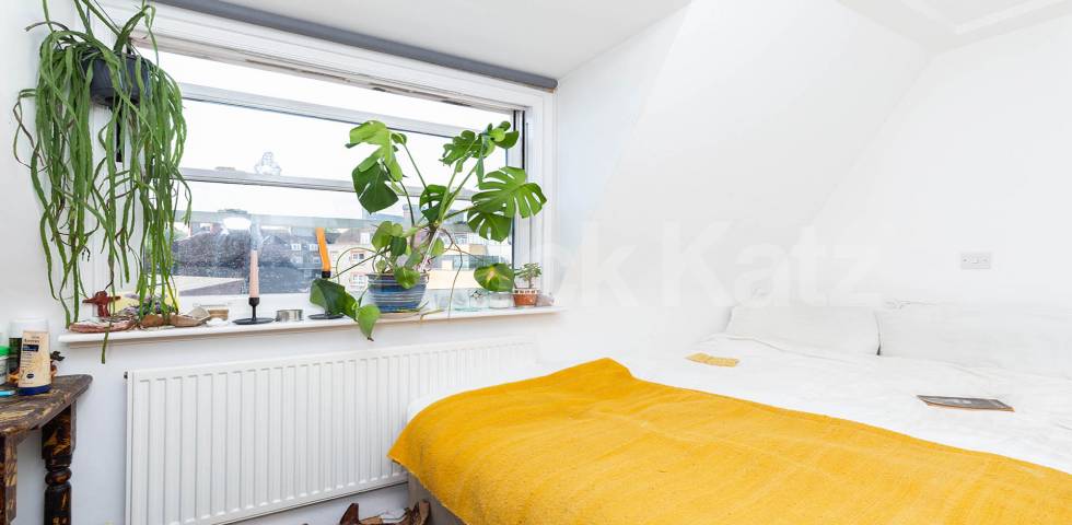 Split level 3 bed flat in Camden located within walking distance to UCL Camden High Street, Camden
